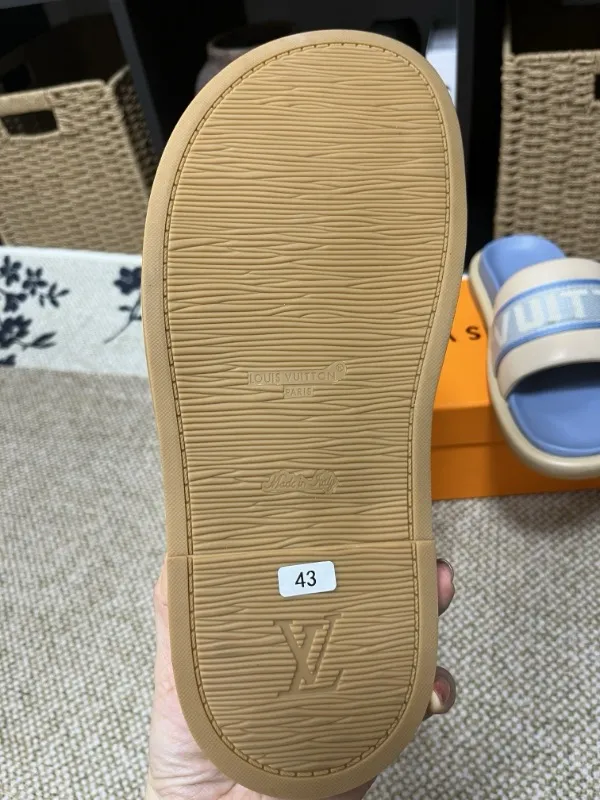 P320💰[New model] Long-term availability, 2025 new model, couple model [LOUlS VUlTTON] comes with drawer box, bag, card, invoice "Louis Vuitton ~ unique modern sandals. 》LV counter purchasing 🏃Men's and women's casual slippers, sold at the same time at the counter, the original old flower material upper is soft and comfortable, (refuses to discolor and rub the feet) sole: original factory special combination original sole, code number: 35--46 4 multiple colors 🉑️ to choose from